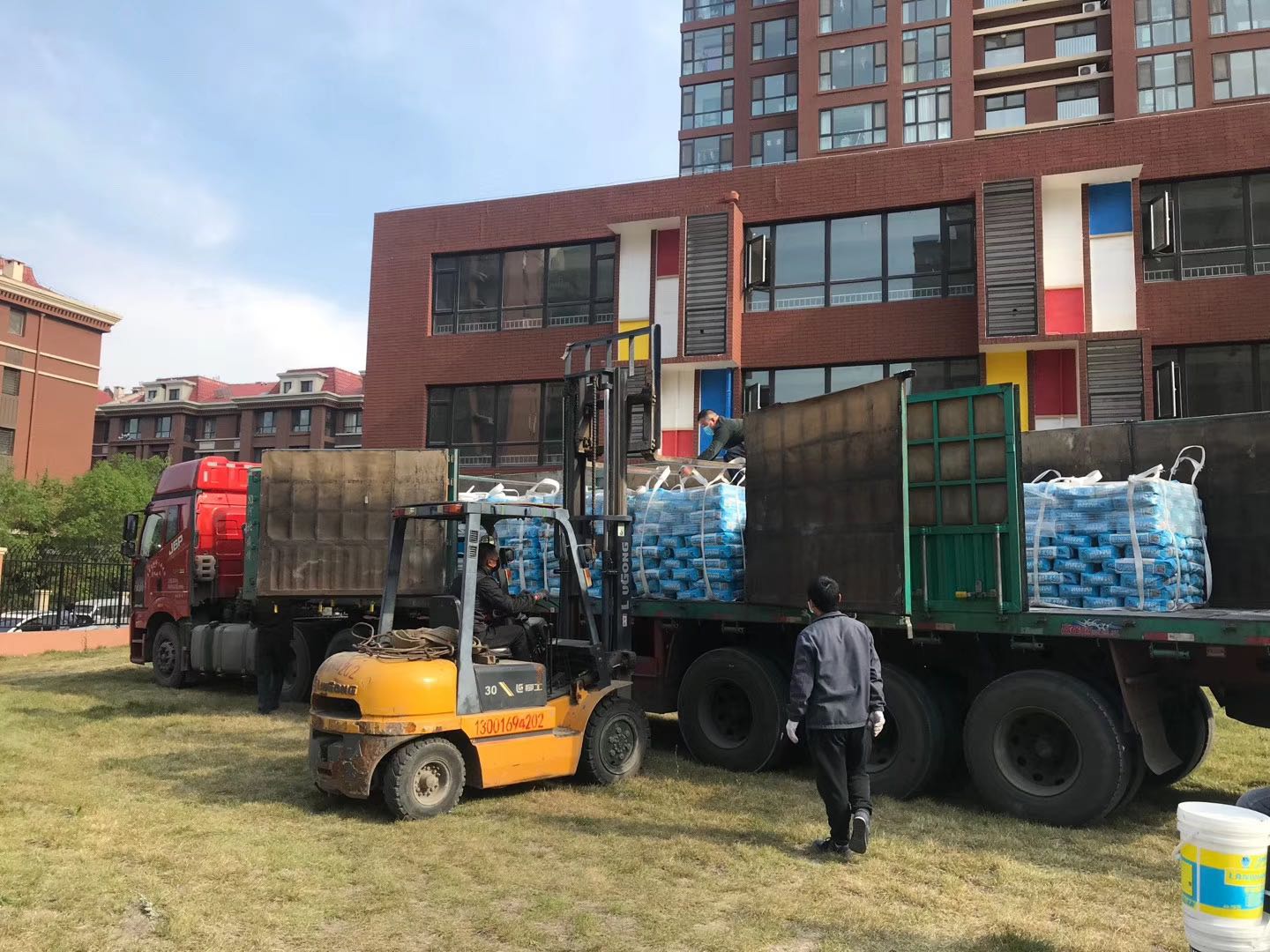 幼儿园水泥自流平进场